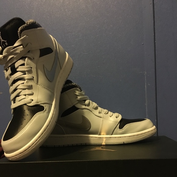 Air Jordan 1 retro mid almost ds  worn one size 10 - Picture 1 of 7